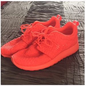 WOMEN NIKE-RARE SIZE 8.5